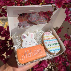 2 biscuits personnalisés de pâques en forme de lapin